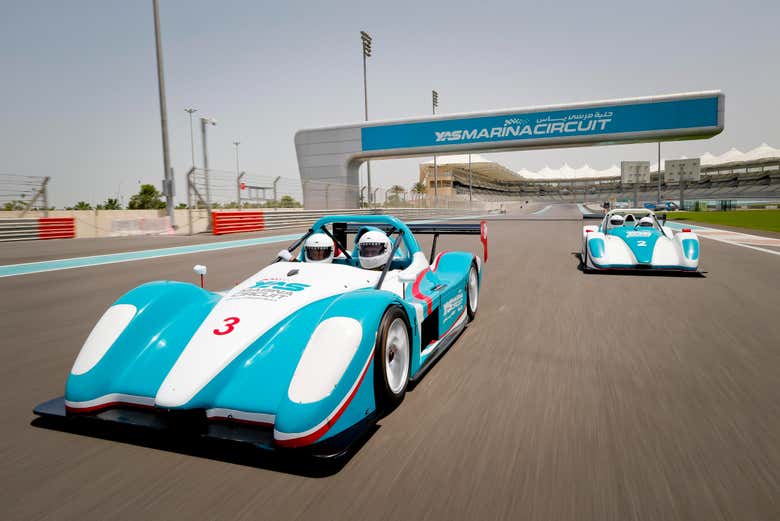 Desfrutando do passeio de Radical SST pelo Yas Marina