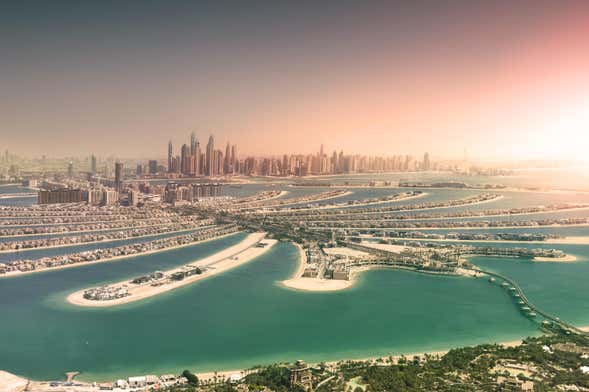 Cruzeiro ao entardecer por Dubai Marina