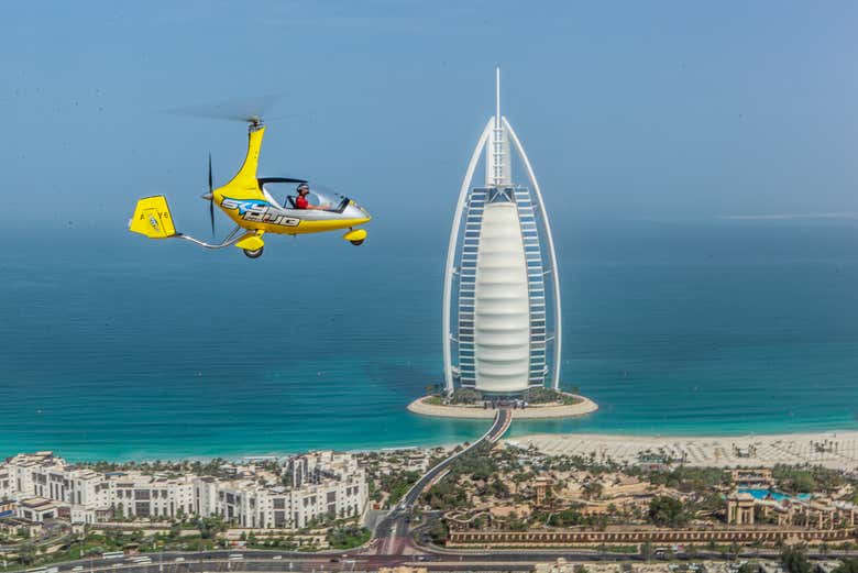 Voando de autogiro junto ao Burj Al Arab