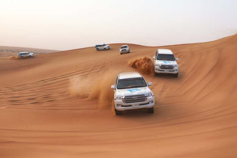 Veículos atravessando as dunas durante o Desert Safari em Dubai