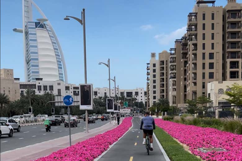 Passando por uma das principais ruas de Dubai