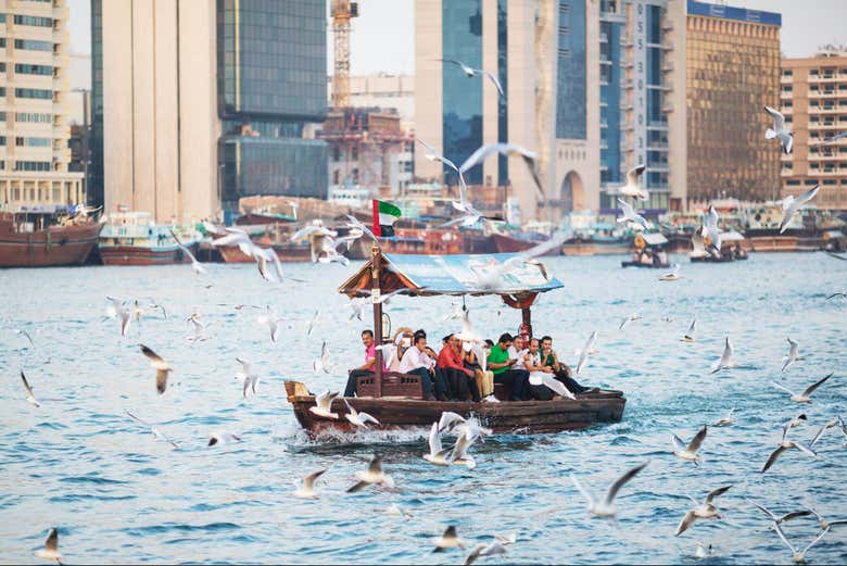 Cruzando o estuário de Dubai de abra