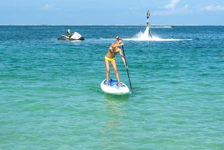 Pratique paddle surf em Dubai