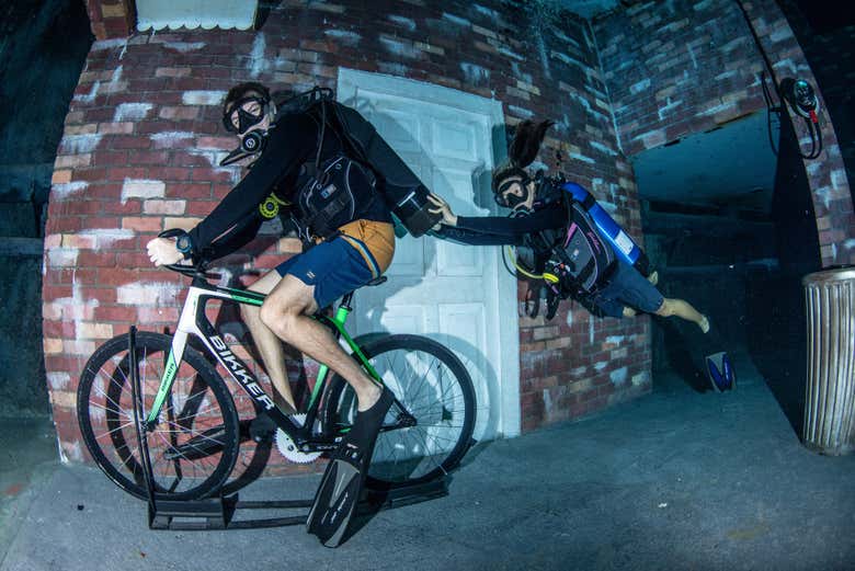 Mergulhadores interagindo na piscina Deep Dive Dubai