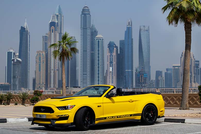 Um chamativo Ford Mustang em frente aos arranha-céus de Dubai