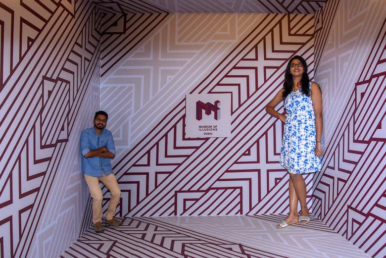 Um casal na sala de Ames