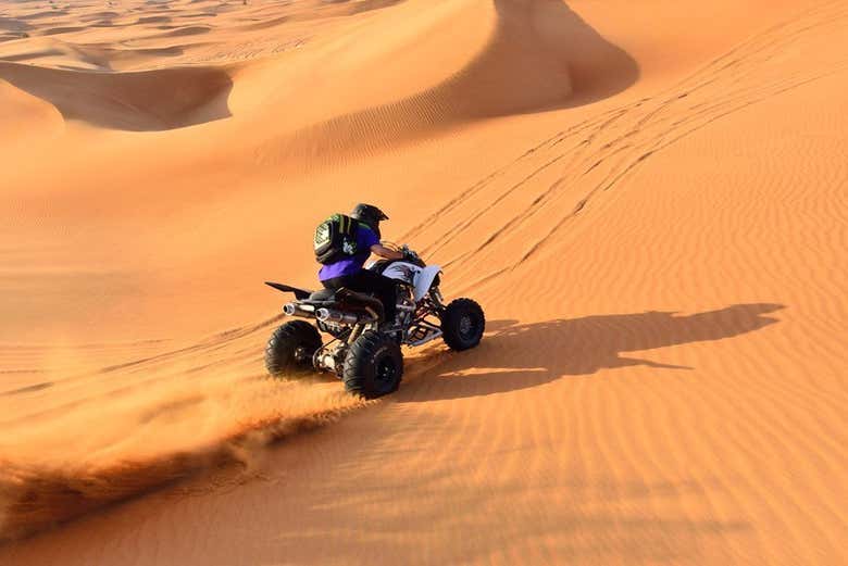 Percorrendo o deserto de quadriciclo