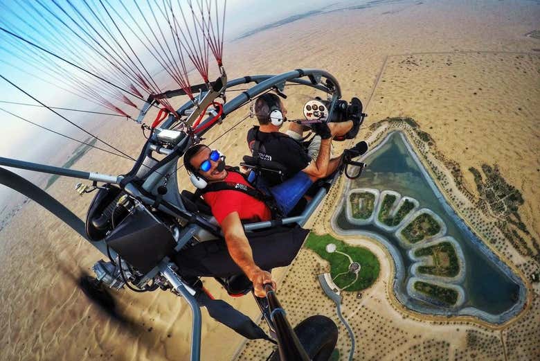 Voando de paramotor em Dubai
